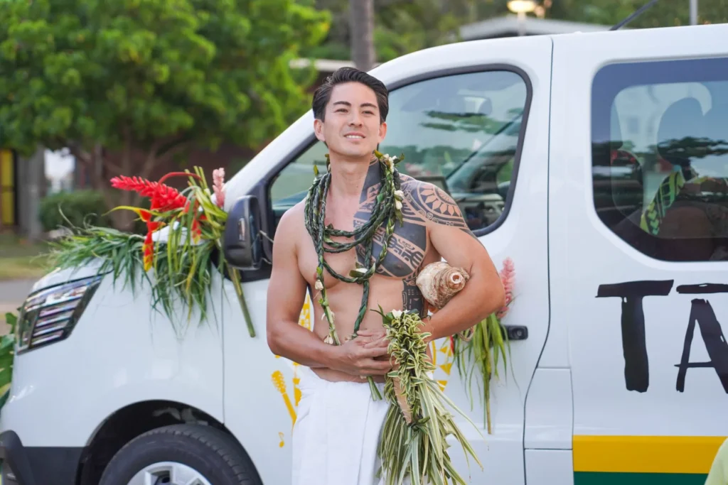 Guide polynésien portant une couronne végétale lors d’une activité Ta'ati Fenua à Tahiti