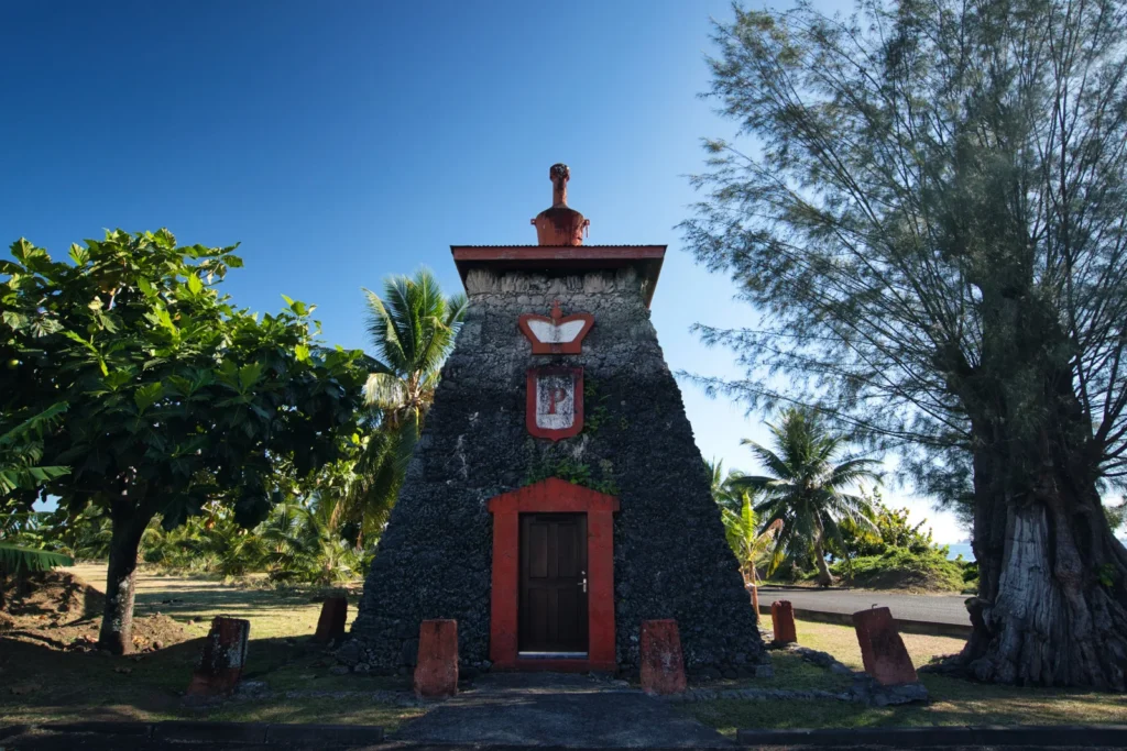 Tombeau du roi Pomare V à Arue, monument historique en pierre volcanique à Tahiti