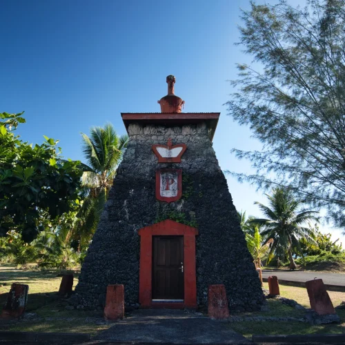 Tombeau du roi Pomare V à Arue, monument historique en pierre volcanique à Tahiti