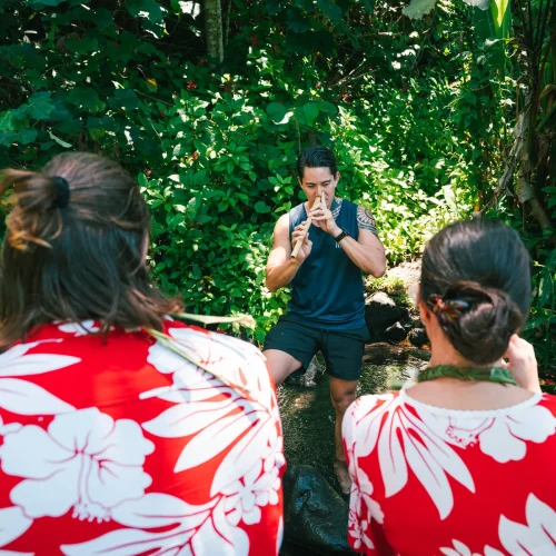 Initiation musicale avec flûte nasale lors d’une activité Ta'ati Fenua à Tahiti