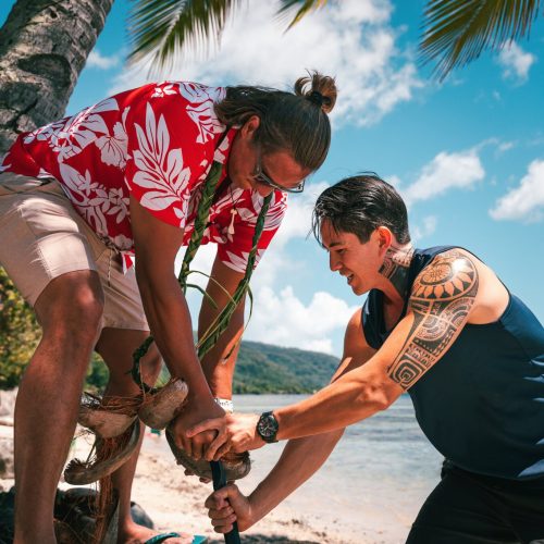 Guide Ta'ati Fenua tenant un élément de l’atelier kava sur la plage de Tahiti