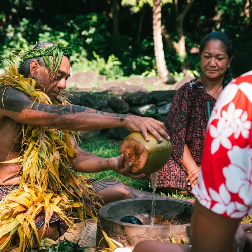 Guide polynésien versant le kava dans un bol traditionnel à Tahiti