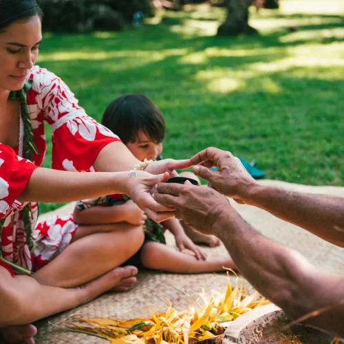 Femme recevant une coupe de kava pendant une expérience culturelle polynésienne