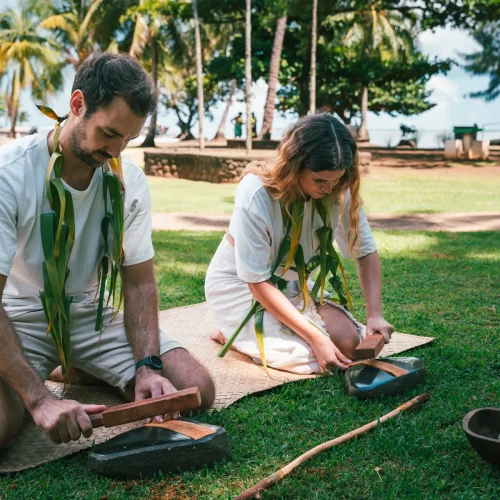 Démonstration de fabrication du tapa devant des visiteurs à Tahiti