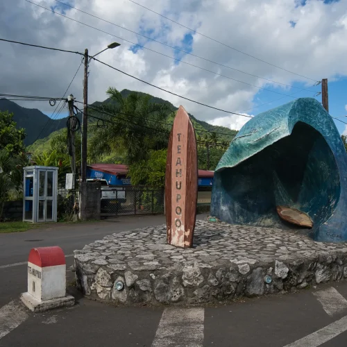Sculpture de vague et panneau Teahupo'o au PK0 sur la presqu’île de Tahiti