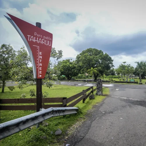 Entrée du parc public Taharuu à Tahiti avec panneau signalétique
